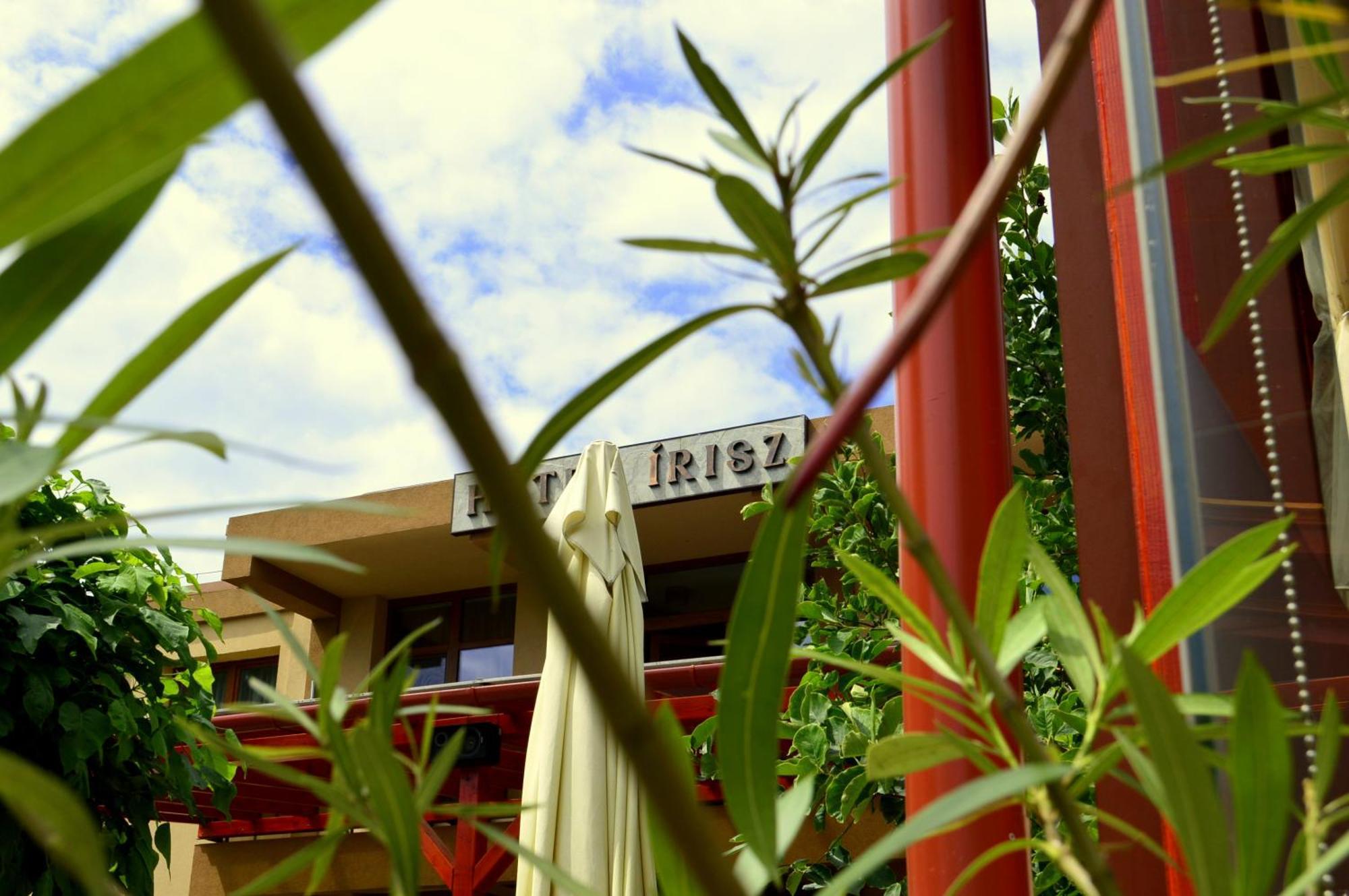 Hotel Irisz Nyiregyhaza Bagian luar foto