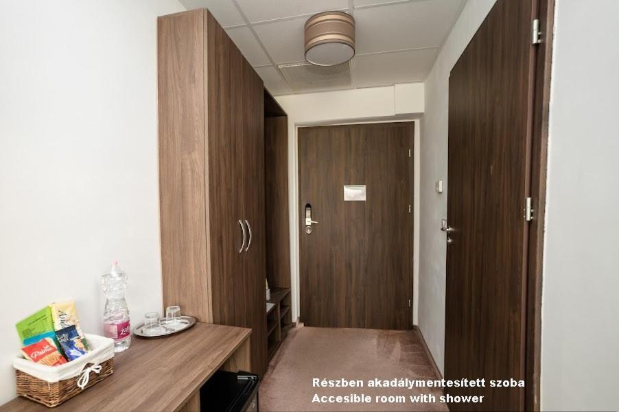 Hotel Irisz Nyiregyhaza Bagian luar foto